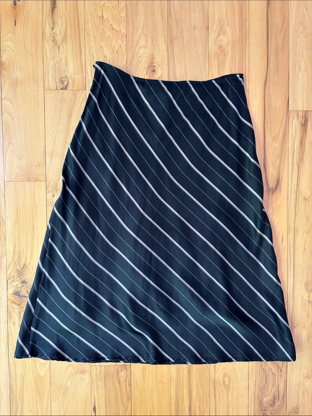 CONTEST | Black Diagonal Striped Silk Blend Minimalist Elegant Skirt | Size M - Picture 2 of 6